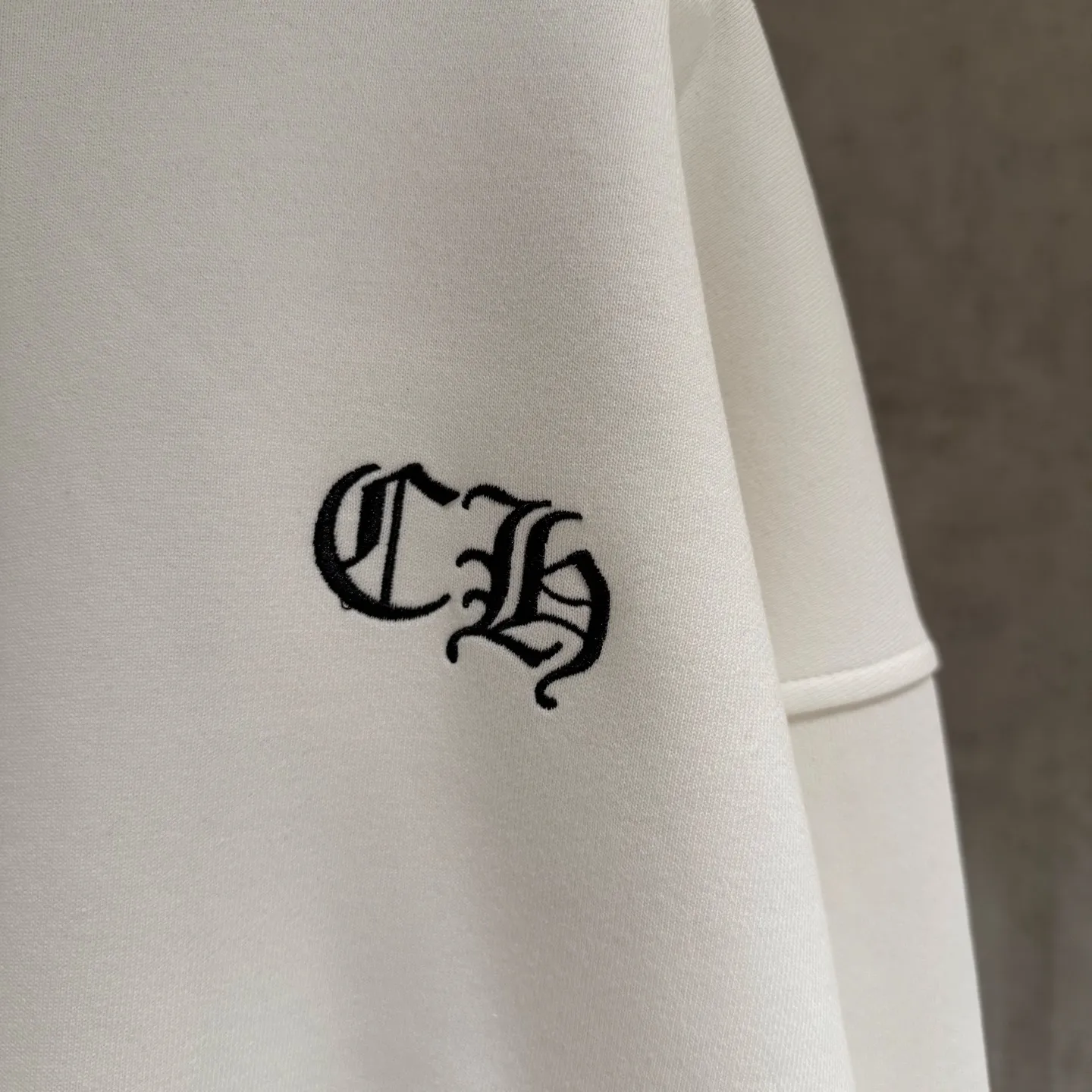 🅿️390 [Strict quality control] CH Croixin's new long-sleeved hooded sweatshirt. The fabric is made of heavy 480g double yarn fabric. The whole garment is washed. The front and rear panels are laser-burned. The ready-to-wear wash is loose. The fabric is stiff and stylish. It does not deform or shrink. Color: black, white, floral gray. Size: M-2xl